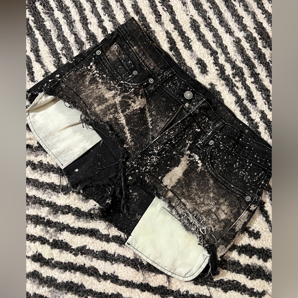Acid wash Levi’s cut off shorts